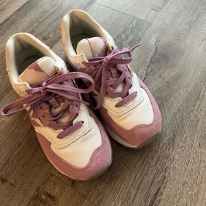 New balance 574’s. size 6. Light pink and lilac